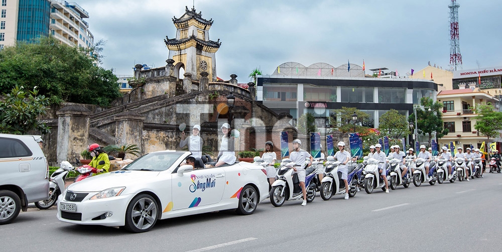 Roadshow xe ô tô, xe mui trần, siêu xe bắt mắt, mang lại giá trị cao, nâng tầm thương hiệu