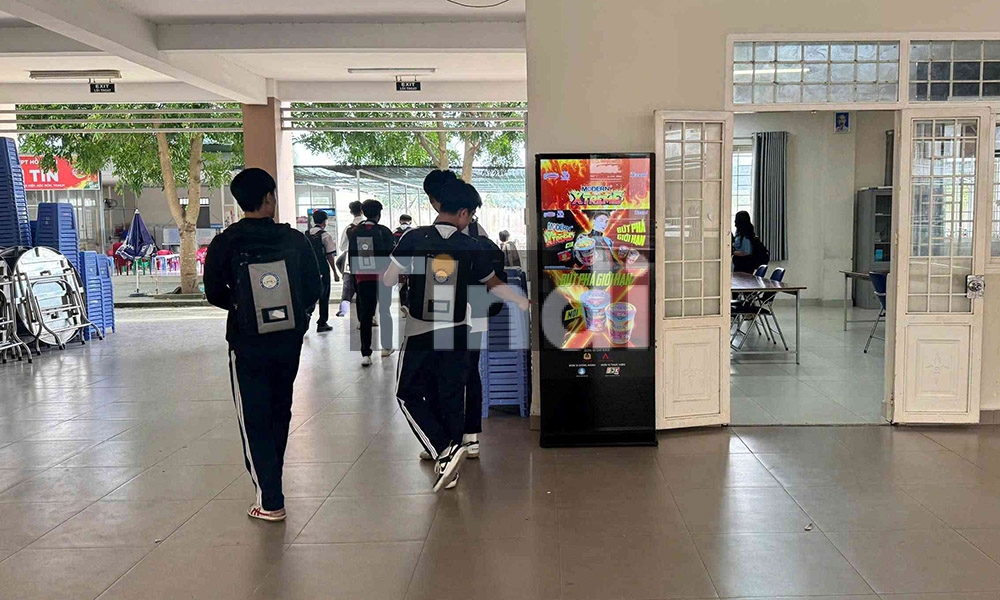 Màn Hình LCD Quảng Cáo Trong Trường Đại Học: Vị Trí Vàng & Báo Giá 2026 1 Màn Hình LCD Quảng Cáo Trong Trường Đại Học: Vị Trí Vàng & Báo Giá 2026