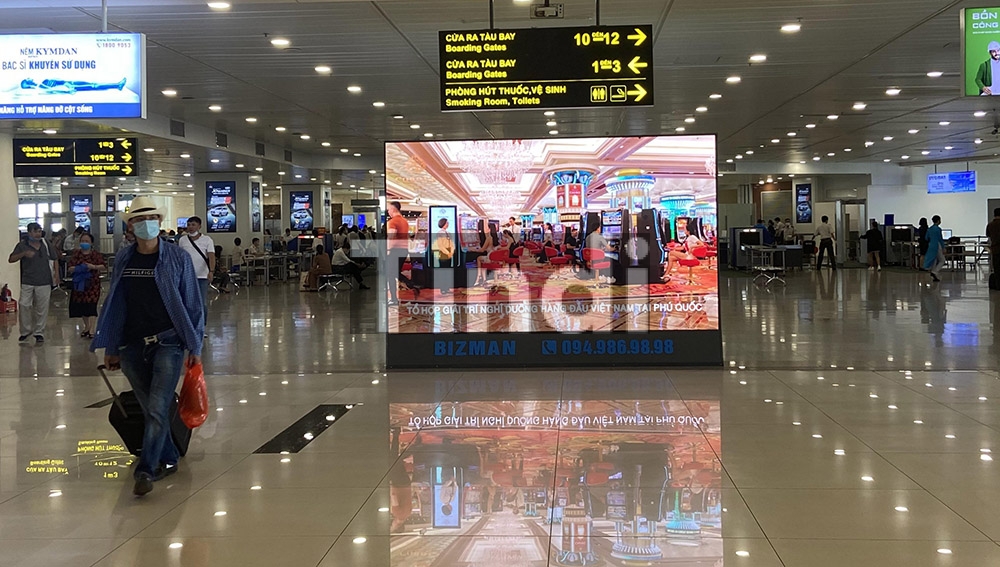 Báo Giá Quảng Cáo Tại Sân Bay 2026: Bảng Giá Chi Tiết Từng Hình Thức & Sân Bay 11 Quảng cáo màn hình LED sân bay - Khu vực hành lang và sảnh chính mang lại giá trị truyền thông cao