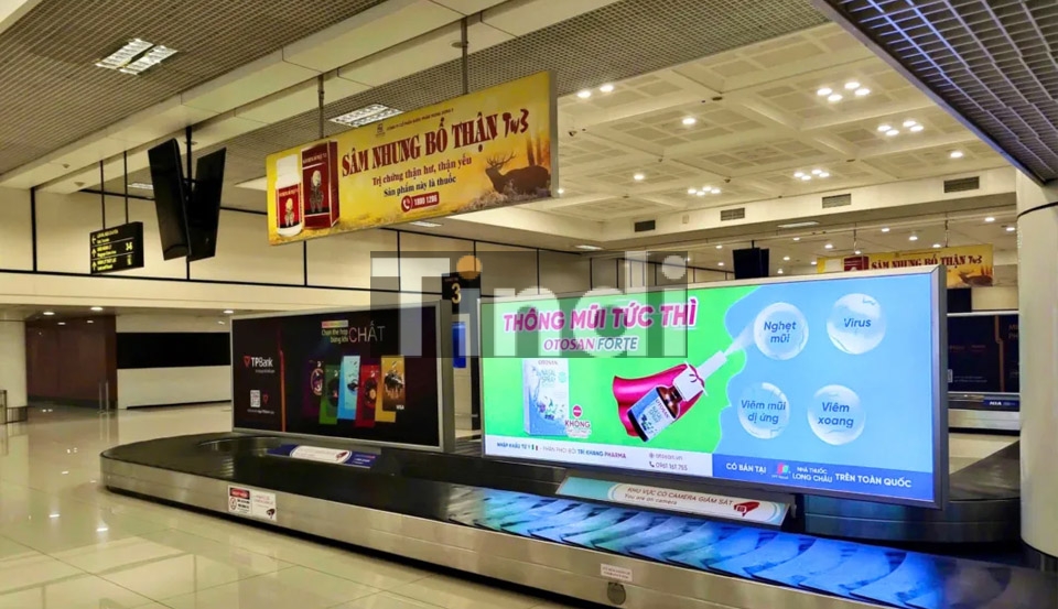 Màn Hình LED/LCD Quảng Cáo Tại Sân Bay: Vị Trí Vàng, Thông Số Kỹ Thuật & Báo Giá 2026 14 Quảng cáo màn hình LED sân bay - Khu vực băng chuyền hành lý