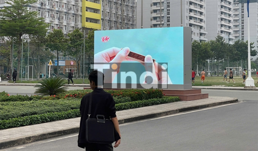 LCD quảng cáo trường đại học khổ lớn chiếm trọn spotlight của sinh viên đi ngang qua