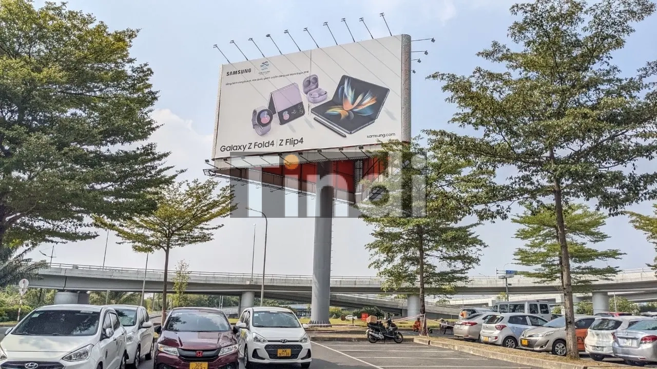 Billboard & Pano Quảng Cáo Tại Sân Bay: Vị Trí Đắc Địa, Kích Thước & Chi Phí 2026 10 Billboard quảng cáo sân bay là biển quảng cáo có kích thước lớn, thường được đặt tại các vị trí dễ thu hút sự chú ý của hành khách như sảnh chờ, khu vực làm thủ tục, lối ra vào, trên đường vào sân bay