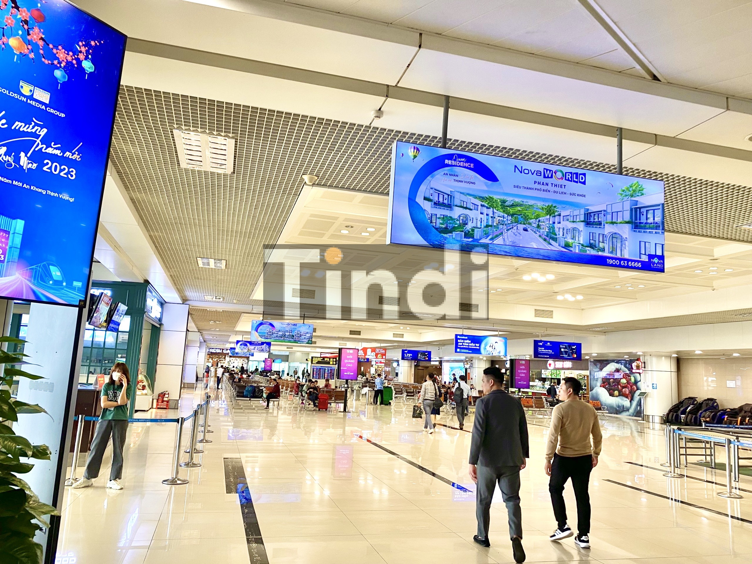 Quảng Cáo Tại Sân Bay Nội Bài: Vị Trí Vàng Ga T1, T2 & Báo Giá 2026 16 Quảng cáo tại nhà ga T1 (nhà ga quốc nội) Sân bay Quốc tế Nội Bài tiếp cận lượng lớn hành khách hàng có thu nhập từ trung bình đến cao