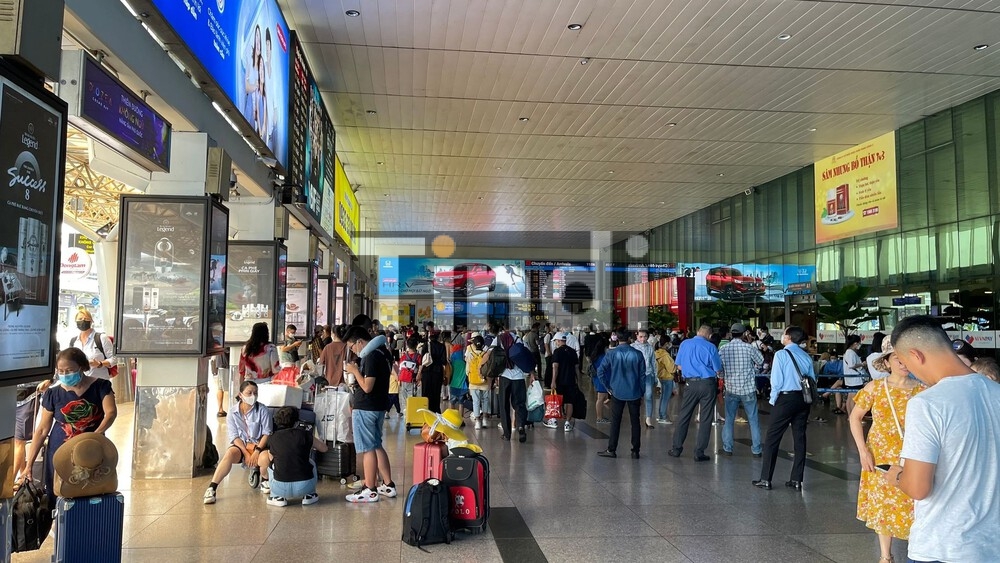 Báo Giá Quảng Cáo Tại Sân Bay 2026: Bảng Giá Chi Tiết Từng Hình Thức & Sân Bay 14 Triển khai quảng cáo tại sân bay Tân Sơn Nhất hiệu quả giúp thu hút hàng triệu lượt khách mỗi ngày